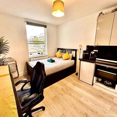 Lovely Self Contained Studio Now Available Londra Esterno foto