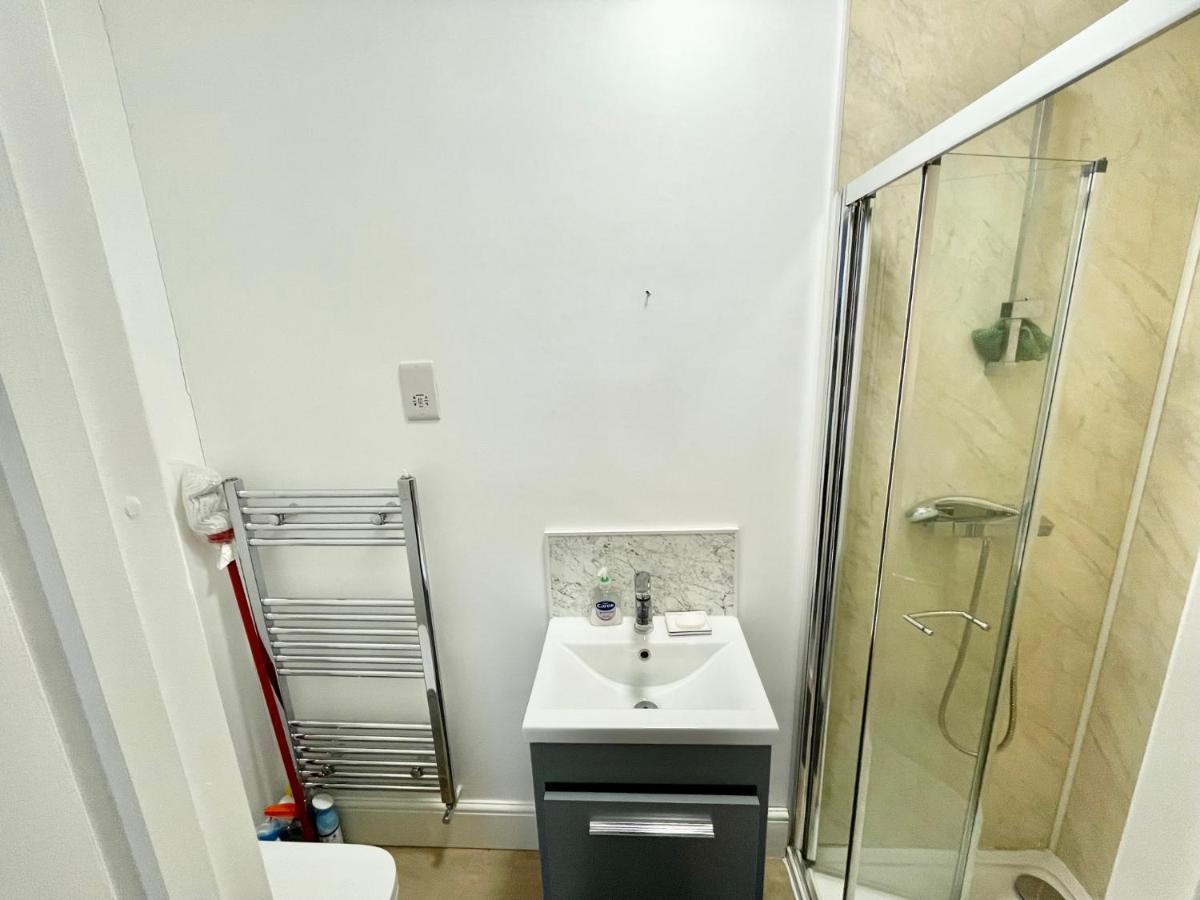 Lovely Self Contained Studio Now Available Londra Esterno foto