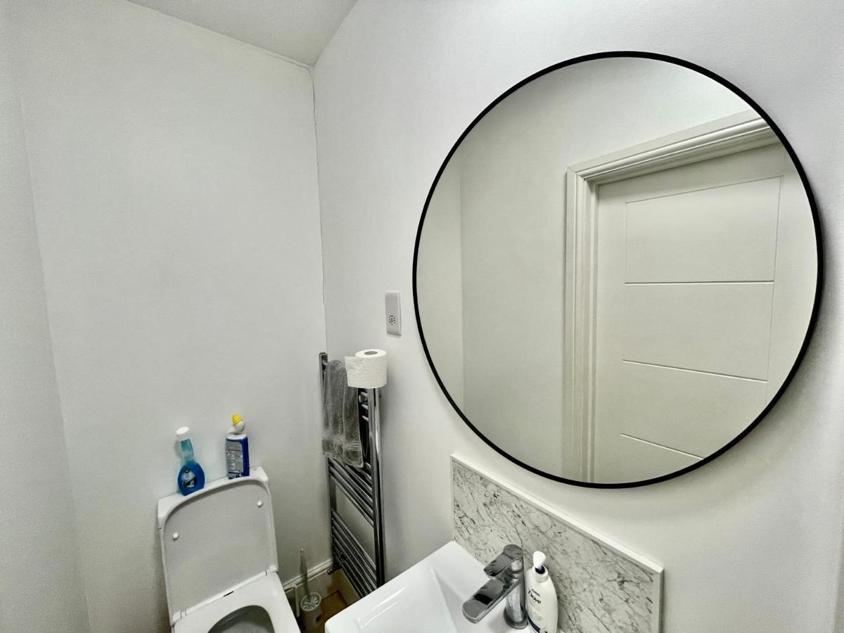 Lovely Self Contained Studio Now Available Londra Esterno foto