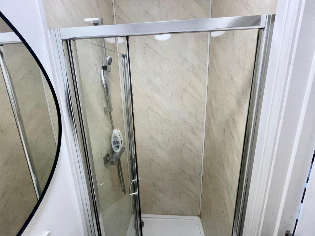 Lovely Self Contained Studio Now Available Londra Esterno foto