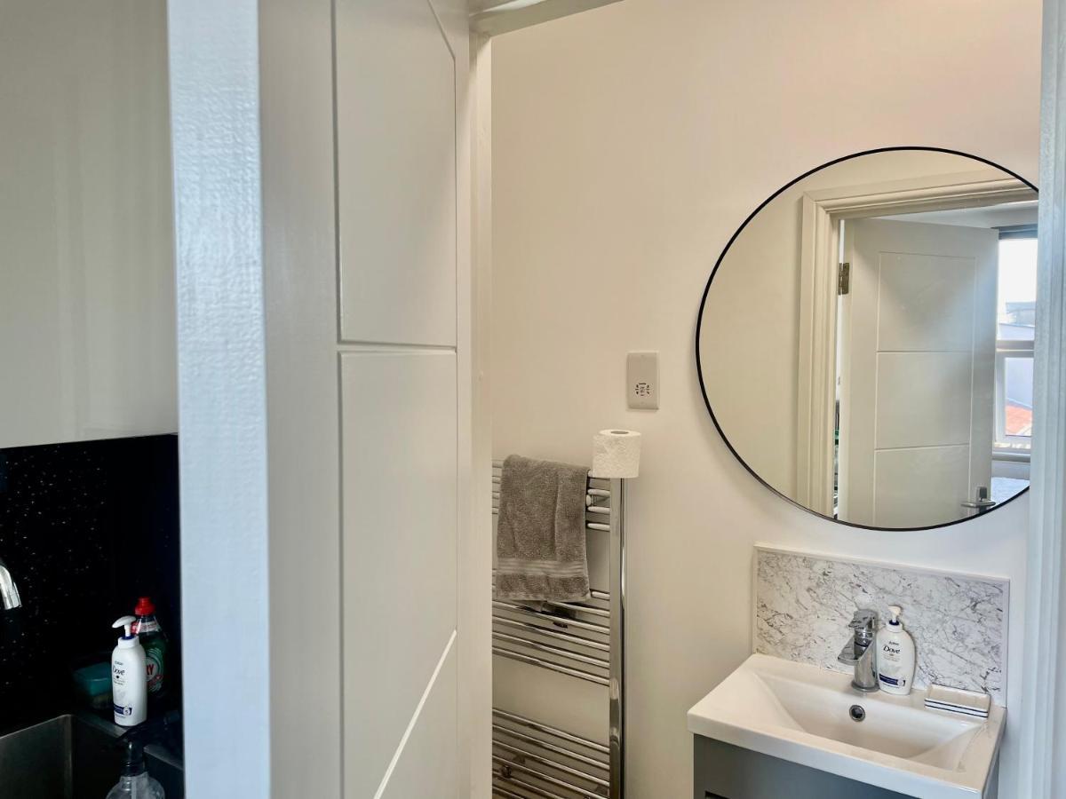 Lovely Self Contained Studio Now Available Londra Esterno foto