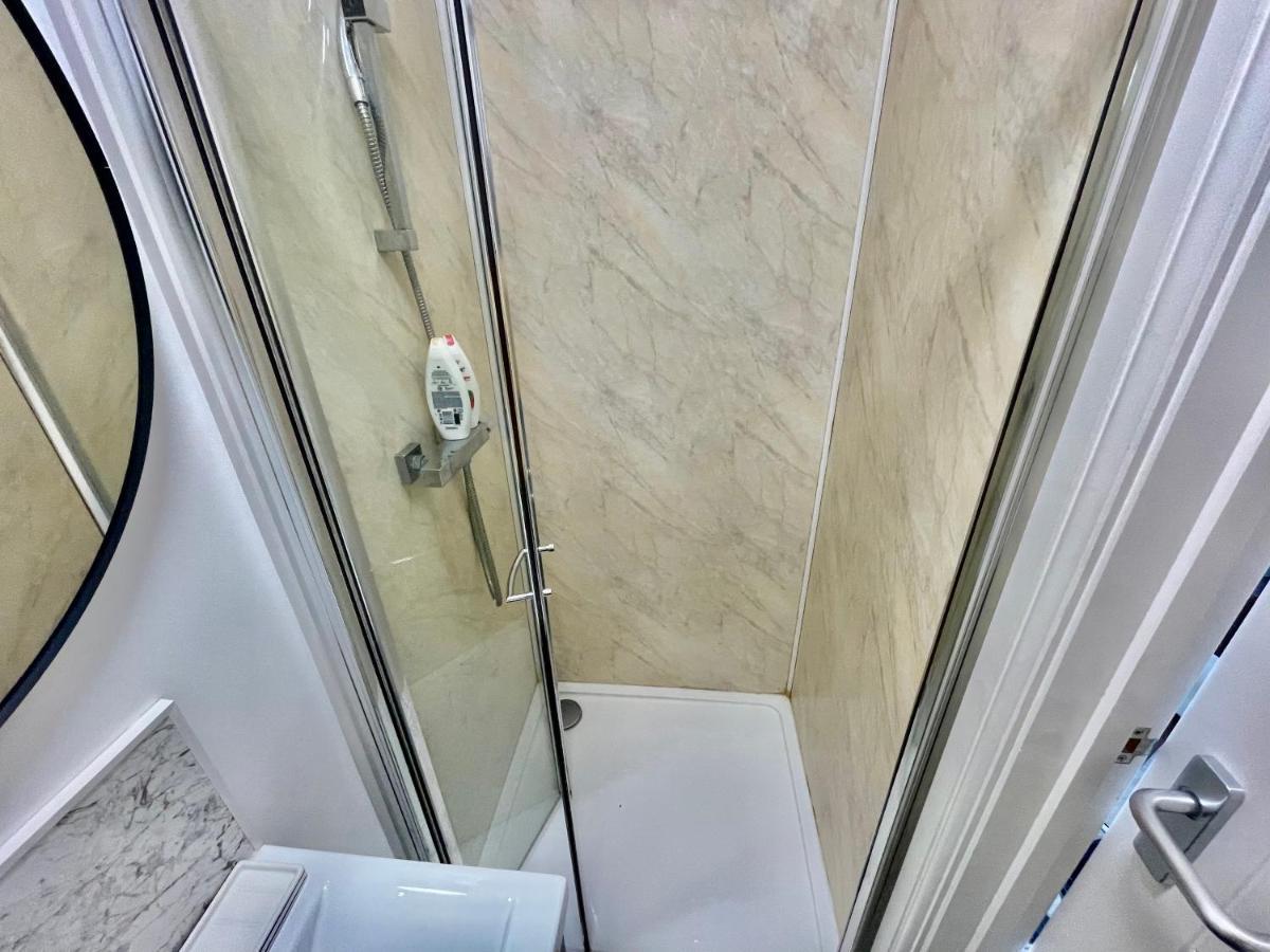Lovely Self Contained Studio Now Available Londra Esterno foto