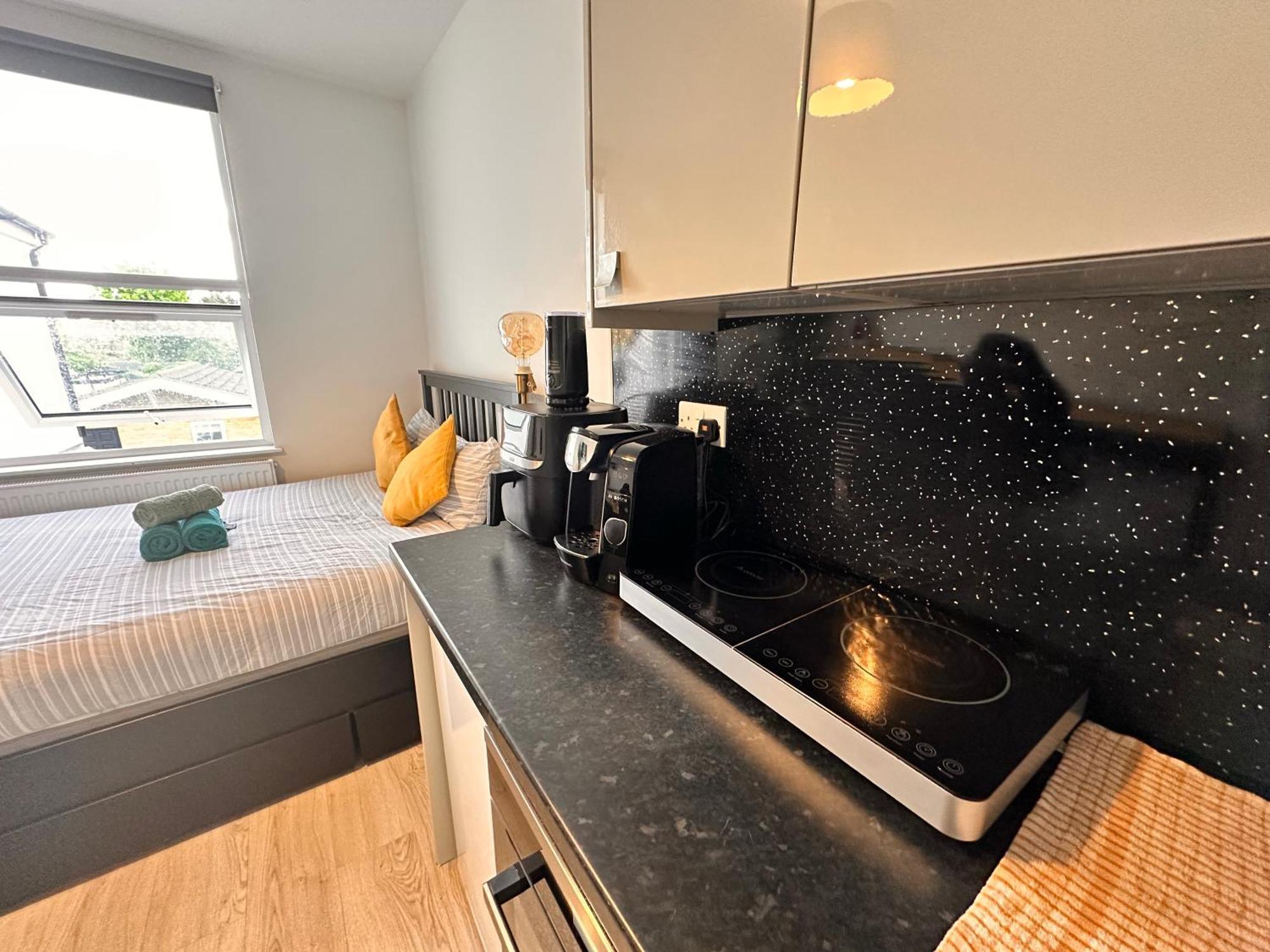 Lovely Self Contained Studio Now Available Londra Esterno foto