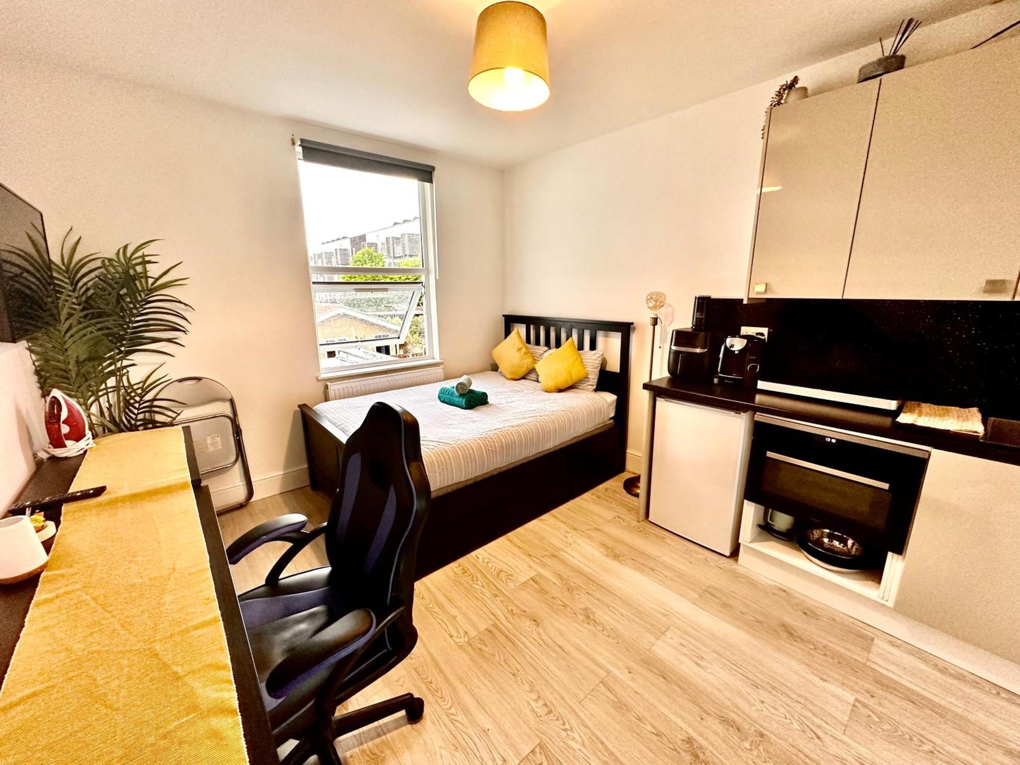 Lovely Self Contained Studio Now Available Londra Esterno foto